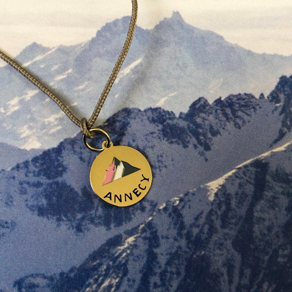 medaille emaillee voyage annecy par coeur