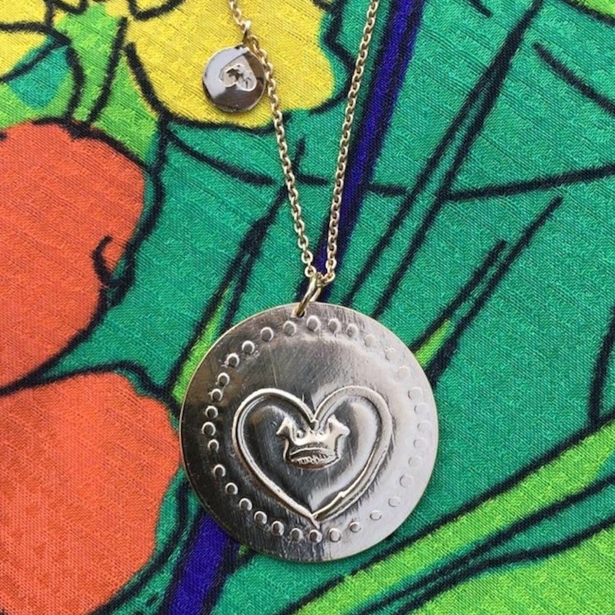 par coeur medaille coeur couronne
