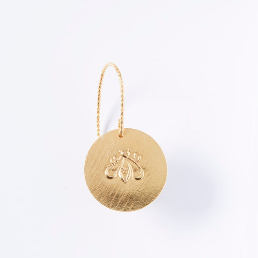 boucles d'oreille médaille abeille dormeuse ciselée
